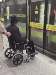 รุ่น Houlin รถเข็นยางตัน พับได้ แผ่นทำความสะอาดที่ถอดออกได้ เบรก ล้อยางตัน สำหรับผู้สูงอายุ