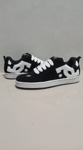 Sepatu DC Shoes Court Graffik Sneakers Pria Wanita Hitam DC Shoes Mens Low-Top Sneakers Black