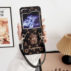 เคสโทรศัพท์ลายหมีน้อยแบบย้อนยุคสุดหรูสำหรับ Samsung Galaxy Z flip 6 5 4 3 5g สร้อยข้อมือโซ่กันกระแทกด้านหลังของผู้หญิง