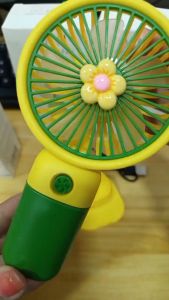 มาใหม่ พร้อมส่ง mini handheld fan พัดลมมือถือสุดน่ารัก พร้อมที่วางโทรศัพท์ ลมเเรง ปรับได้ 1 ระดับ