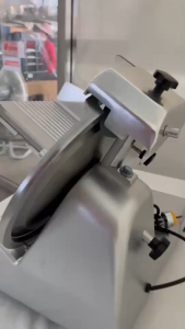 เครื่องหั่นเนื้ออัตโนมัติแบบใช้เชิงพาณิชย์ เครื่องม้วนเนื้อ เนื้อแกะสไลซ์ รุ่นใหม่ เนื้อแช่แข็ง เนื้อวัวมัน ม้วนเนื้อแกะ ม้วนเนื้อหมู สำหรับร้านหม้อไฟ