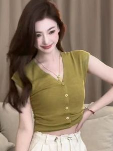 เสื้อยืดคอวีแขนสั้นผ้าไหมน้ำแข็งสไตล์ฝรั่งเศสสำหรับผู้หญิงในช่วงฤดูร้อน เสื้อเชิ้ตทรงสลิมฟิตแฟชั่นบางๆ เสื้อเชิ้ตทรงพื้นฐาน