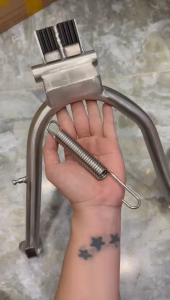 Bộ chân chống inox sáng bóng xe PG 1 Yamaha và giá có kèm theo lo xo