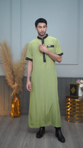 โต๊ปอิสลามชาย รุ่นแขนสั้นทรงสลิมคอจีน  แต่งด้วยแถบสีดำยอดนิยม มีให้เลือกหลายสี AE94วาริสมุสลิม