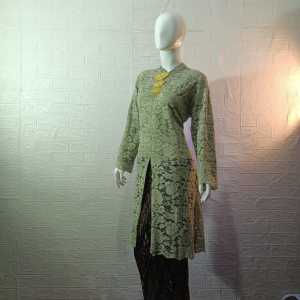 SATU SET KEBAYA WANITA TERBARU BAHAN BROKAT SIMPLE DAN MEWAH