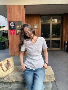 ALOHA LU | Áo Sơ Mi Ôm Body Cổ V Đắp Ly Không Đều Tay Ngắn Màu Trắng