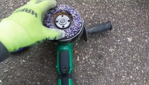 KEPALA MATA BATU AMPLAS AMPELAS POLES MESIN GERINDA GURINDA PERONTOK PENGHILANG PENGHAPUS PENGUPAS PENGIKIS CAT CET DAN KARAT BESI PAINT RUSH CLEAN STRIP DISC PAINT REMOVER WHEEL 4" 4 INCH 4IN 100MM TEBAL KUAT