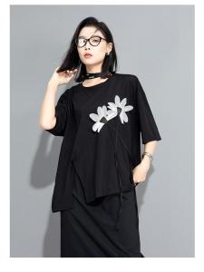เสื้อยืดแขนสั้นผ้าฝ้ายลายดอกไม้ปักสไตล์สตรีทสำหรับฤดูร้อนปี 2025 เสื้อตัวบนหลวมๆ ทรงไม่สมมาตร ดีไซน์ใหม่ สำหรับผู้หญิงวัย 18-24 ปี