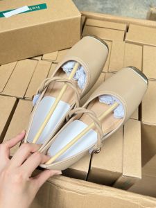 สไตล์เรโทร รองเท้า Mary Jane พื้นแบนสําหรับผู้หญิงขนาดใหญ่หัวเหลี่ยมแบบสวม ทันสมัย พร้อมกระโปรง 41-43 ไซส์