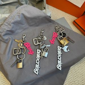 กระเป๋าสะพายไหล่โลหะแบบย้อนยุค หัวเข็มขัดรถยนต์ ของตกแต่ง ของขวัญสำหรับทั้งชายและหญิง หัวเข็มขัดแบบยึดกุญแจรถยนต์แบบย้อนยุค