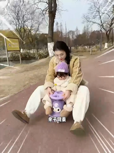 Tinykoala  รถโยกสำหรับเด็ก รถโยกสำหรับเด็กเล็ก รุ่นใหม่ คุโรมิ ผู้ใหญ่และเด็กสามารถนั่งด้วยกันได้ ที่นั่งคู่ เงียบ ป้องกันการพลิคว่ำ รถโยกนิวนิว T137