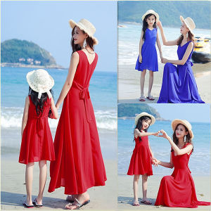 ชุดเดรสยาวผ้าชีฟองสีแดงสำหรับครอบครัว ชุดไปเที่ยวชายหาดในช่วงฤดูร้อน ชุดแฟชั่นสำหรับคุณแม่และลูกสาว ชุดแฟชั่นครอบครัว