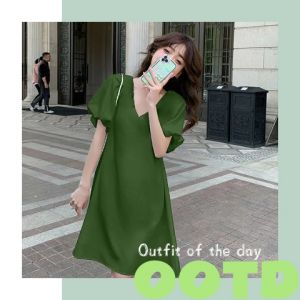 LHSunday พร้อมส่ง🚚เดรสแฟชั่นคอวีแขนสั้นตุ๊กตาน่ารักๆ เดรสเกาหลีสไตล์มินิมอลสีพื้นมี 4 สี สีพื้นมี: มินิเดรสผ้านิ่ม ไม่หนา ไม่บาง ร้อนใส่สบาย