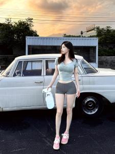 กางเกงขาสั้นออกกำลังกายสำหรับผู้หญิงเซ็กซี่พร้อมกระเป๋าสะพายข้างแบบยืดหยุ่นและมีกลิ่นหอมของมะพร้าว ทรงสลิมฟิต กางเกงขาสั้นสำหรับใส่ทำงาน