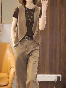 เสื้อกั๊กถักแขนกุดถักแบบหลวมๆ สำหรับผู้หญิงในฤดูใบไม้ร่วง 2024 เสื้อคอวีแขนกุดทรงเข้ารูปสีพื้นอเนกประสงค์สไตล์ใหม่