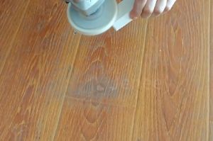 {\n \"article\": \" WOOL POLISH 4 IN PUTIH MOLLAR GRINDA WOOL DISC POLES STAINLESS BESI 4 INCI PUTIH NON WOVEN MURAH