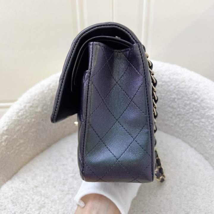 (Pre-loved)%20Chanel%20Medium%20Classic%20Flap%20CF%20in%20Iridescent%20Black%20Lambskin%20and%20LGHW%20(Model:%20A01112)%20-%20Image%204