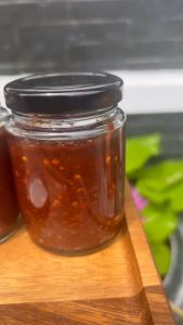 น้ำพริกปลาหมึก รสแซ่บนัว ทำจากเนื้อปลาหมึกแท้ หอมน่าทาน บรรจุกระปุก 200 กรัม