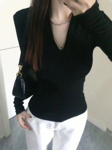 เสื้อยืดคอกว้างแขนยาวทรงสลิมฟิตสำหรับผู้หญิง เสื้อชั้นในสีดำ ทรงเข้ารูป แฟชั่นฤดูใบไม้ร่วง/ฤดูหนาว 2025 ใหม่ล่าสุด