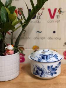 Thố sứ chàm có nắp đậy ( Âu sứ ) 650ml hoạ tiết Hoa Sen sắc nét