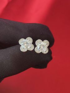 Diamcity (Free Gra Certificate) S925 Perak Wanita Satu Karat Moissanite Anting Empat Daun Semanggi Perhiasan