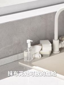 Kệ treo đa năng đựng đồ bồn rửa chén bát có thể dán tường chất liệu thép carbon có khay đựng nước