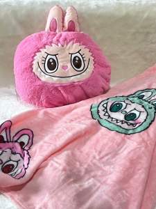 หมอนผ้าห่ม Labubu มาแล้วจ้า กระแสฮิตไม่มีตกเทรน เนื้อผ้านิ่ม งานน่ารักมากๆ รีบเลย!! H249