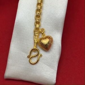 สร้อยข้อมือทองลายผ่าหวายห้อยจี้หัวใจ พ่นทรายตัดลาย ความยาว 6.7 7.2 นิ้ว เทียบเท่า 2 บาท ใส่ออกงานได้ ชุบทอง แฟชั่น