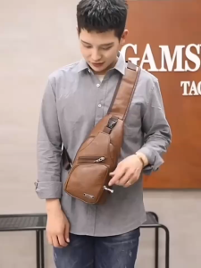 กระเป๋าสะพายหนังเย็นสบาย ๆ แฟชั่นผู้ชายกระเป๋า Messenger USB ชาร์จหลุมหูฟังภายนอกมัลติฟังก์ชั่ความจุขนาดใหญ่กระเป๋าหน้าอก