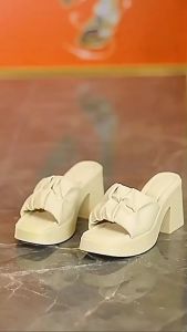 รองเท้าแตะส้นหนาช่วยเพิ่มความสูงได้ พื้นรองเท้ามีความนุ่มและสวมใส่สบาย เรียบง่าย สีเรียบๆ แมตช์ง่าย