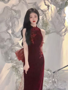 ชุดกี่เพ้าสีแดงคอวี แขนกุด ชุดแต่งงานสไตล์จีนใหม่ ชุดกี่เพ้าแบบลำลองสำหรับใส่ไปงานเลี้ยงหลังแต่งงาน ชุดกี่เพ้าสำหรับเจ้าสาว