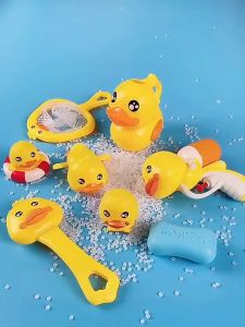 Baby Bath Toy Kids Clockwork Small Yellow Duck Bathtub Swimming Pool Toys Children Water Pistol Shower Toy Gift