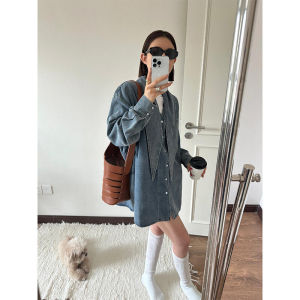 เสื้อเชิ้ตยีนส์คอวีทรงหลวมสำหรับผู้หญิงในฤดูใบไม้ร่วง 2023 เสื้อคลุมกันหนาวแบบลำลอง สไตล์สตรีท แขนยาว สีพื้น