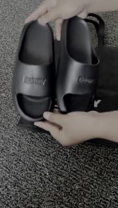 Rootly - Sandal Selop Hitam Cowok Cewek Slide Ringan Bahan Phylon\\n\\n Apa Itu Sandal Selop Rootly?\\n\\nSandal selop Rootly adalah sepatu sandal yang dirancang dengan bahan phylon, yang membuatnya ringan dan nyaman digunakan oleh berbagai usia. Sandal ini tersedia dalam warna hitam, cocok untuk cowok dan cewek. Dengan desain ergonomis dan kualitas bahan yang tinggi, sandal selop Rootly memberikan keamanan dan kenyamanan saat dipakai.\\n\\n Kelebihan Sandal Selop Rootly\\n\\nBeberapa kelebihan dari sandal selop Rootly meliputi:\\n\\n- **Bahan Phylon**: Bahan phylon membuat sandal ini ringan dan tahan lama, sehingga cocok untuk aktivitas sehari-hari.\\n- **Desain Ergonomis**: Sandal ini dirancang dengan ergonomis, yang membuatnya nyaman digunakan oleh berbagai usia.\\n- **Keamanan dan Kenyamanan**: Sandal selop Rootly menawarkan keseimbangan antara keamanan dan kenyamanan, sehingga penggunanya merasa aman dan nyaman saat beraktivitas.\\n\\n Bahan Phylon pada Sandal Selop Rootly\\n\\nBahan phylon adalah bahan utama yang digunakan pada sandal selop Rootly. Bahan ini memiliki beberapa kelebihan, antara lain:\\n\\n- Ringan: Bahan phylon membuat sandal ini ringan, sehingga penggunanya tidak merasa lelah saat berjalan.\\n- Tahan lama: Bahan phylon tahan lama dan tidak mudah rusak, sehingga sandal ini dapat digunakan dalam jangka waktu yang panjang.\\n- Fleksibel: Bahan phylon fleksibel, sehingga sandal ini mudah digunakan dan nyaman dipakai.\\n\\n Mengapa Sandal Selop Rootly Cocok Untuk Semua Usia?\\n\\nSandal selop Rootly cocok untuk semua usia karena beberapa alasan, antara lain:\\n\\n Desain Ergonomis untuk Semua Usia\\n\\nSandal selop Rootly dirancang dengan ergonomis, yang membuatnya nyaman digunakan oleh berbagai usia. Desain ergonomis ini memastikan bahwa sandal ini aman dan nyaman dipakai, baik oleh anak-anak maupun orang dewasa.\\n\\n Keseimbangan Antara Keamanan dan Kenyamanan\\n\\nSandal selop Rootly menawarkan keseimbangan antara keamanan dan kenyamanan, sehingga penggunanya merasa aman dan nyaman saat beraktivitas. Keamanan ini diperoleh dari desain ergonomis dan bahan phylon yang kuat, sementara kenyamanan diperoleh dari desain yang nyaman dan bahan phylon yang fleksibel.\\n\\n Cara Memilih Sandal Selop Rootly yang Tepat\\n\\nBerikut adalah beberapa hal yang perlu diperhatikan saat memilih sandal selop Rootly:\\n\\n Ukuran dan Warna yang Sesuai\\n\\nPilih sandal selop Rootly dengan ukuran yang sesuai dengan kaki Anda. Pastikan juga warna yang dipilih sesuai dengan preferensi pribadi Anda.\\n\\n Perawatan Sandal Selop Rootly\\n\\nSandal selop Rootly mudah dirawat. Cukup bersihkan dengan air dan sabun, kemudian keringkan dengan lap kering. Hindari mencuci dengan mesin atau menggunakan bahan kimia yang keras.\\n\\n Kesimpulan\\n\\nSandal selop Rootly adalah pilihan tepat untuk aktivitas sehari-hari. Dengan desain ergonomis, bahan phylon yang kuat dan fleksibel, serta keseimbangan antara keamanan dan kenyamanan, sandal ini cocok untuk semua usia. Jangan ragu untuk mencoba sandal selop Rootly dan rasakan manfaatnya!\\n\\n Manfaat Menggunakan Sandal Selop Rootly\\n\\nBeberapa manfaat menggunakan sandal selop Rootly antara lain:\\n\\n- Ringan dan nyaman digunakan\\n- Tahan lama dan tidak mudah rusak\\n- Desain ergonomis yang aman dan nyaman\\n\\n Rekomendasi Penggunaan Sandal Selop Rootly\\n\\nRekomendasi penggunaan sandal selop Rootly antara lain:\\n\\n- Cocok untuk aktivitas sehari-hari\\n- Cocok untuk semua usia\\n- Mudah dirawat dan tahan lama\n}