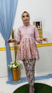 Setelan Kebaya Aurora Lengan Panjang dan Rok Plisket Batik Wanita Modern