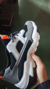 รองเท้ากีฬาผู้ชาย รองเท้าแฟชั่นชาย สวมใส่สบาย รองเท้าแฟชั่นชายเกาหลี รองเท้าวิ่งกีฬานักเรียน ของบริษัท Amandad Stores