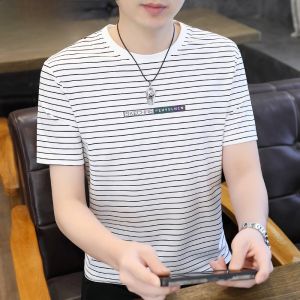 HENGYUANXIANG | เสื้อยืดแขนสั้นผู้ชาย ทรงบาง คอตั้ง ระบายอากาศได้ดี ทรงลำลอง ลายทาง แฟชั่นฤดูร้อน เสื้อยืดผู้ชาย ผ้าไนลอนผสมยางยืด