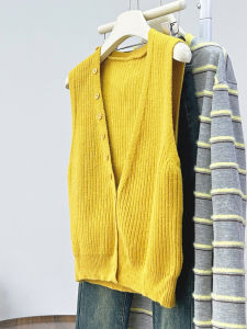 MANMI | Áo Knit Dạng Vest Cổ V Màu Vàng Có Nút