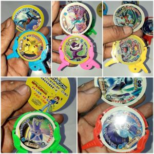 Sét 10 thẻ bài Pokemon tròn bằng nhựa và 5 dụng cụ giao đấu