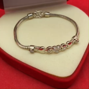 สร้อยข้อมือโรเดียมลายกระดูกงูกลมคั่นหัวใจฝังเพชร ความยาว 7 นิ้ว เรียบหรู ใส่ในชีวิตประจำวันได้