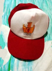 Topi SD merah putih dengan logo bordir merah merah dan perekat.