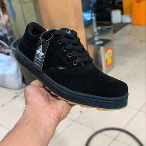 Sepatu Hitam Polos Pria dan Wanita Sneakers Cowok Keren Full Black untuk Sekolah dan Kerja