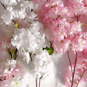 Dekorasi Ruangan dengan Bunga Sakura Buatan 110cm & Buket Bunga Persik Pernikahan