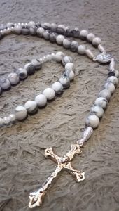 Kalung Rosaio Marmer Putih 77: Aksesori Pria Elegan