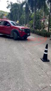 ความยืดหยุ่นสูง 71 ซม. กรวยจราจรสีดำแดงแสง PVC Traffic Cone ประสิทธิภาพด้านต้นทุนสูง