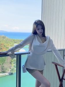 Atasan kemeja lengan panjang pinggang tinggi satin kerah datar baru gaya Korea sedang populer