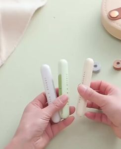 Dụng Cụ Cắt Chỉ & Luồn Kim 2in1 Thông Minh – Dao Cắt Sắc Xỏ Kim Nhanh – Gọn Nhẹ An Toàn Tiện Dụng