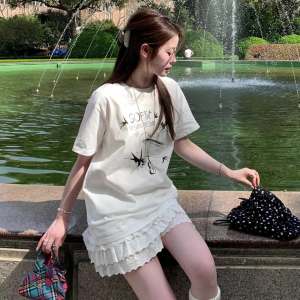 T-Shirt Wanita Ukuran Besar Longgar Slim Fit  Motif Graffiti Artistic  Katun Tipis Bernapas Premium  Tren Musim Panas 2025 Gaya Streetwear Kasual  Gaya retro  Gadis manis pedas  Modis  Serbaguna  Pakaian  Sederhana  Nyaman  Kerah bulat  Slip - on  Tops