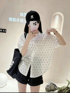 เสื้อเชิ้ตแขนสั้นลายจุดสำหรับผู้หญิง ทรงหลวมสบายๆ สไตล์เกาหลี ดีไซน์เก๋ไก๋ เสื้อผ้าทำงาน ฤดูร้อน 2025 ชุดทำงานสไตล์ใหม่