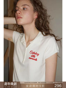 เสื้อโปโลคอโปโลแขนสั้นถักปักลายสไตล์ย้อนยุคสำหรับผู้หญิงในช่วงฤดูร้อน เสื้อฮันนี่สไตล์ฝรั่งเศส POPCHRIO ทรงตรง